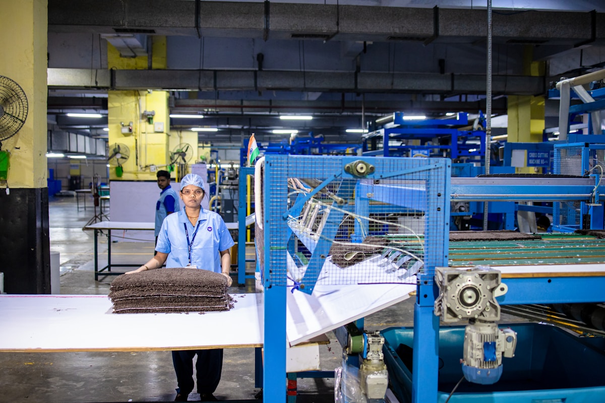 Специалист на производстве в рабочей экипировке