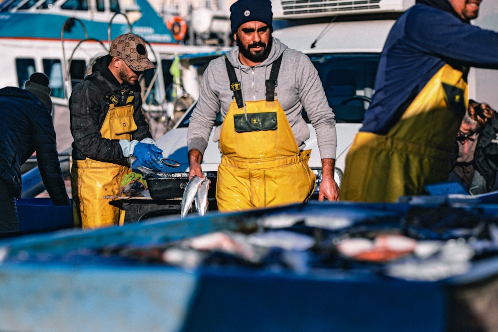 Работа с рыбой на производстве